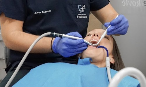 Dr Vuk Anđelković radi profesionalnu pripremu zuba u ordinaciji pre beljenja